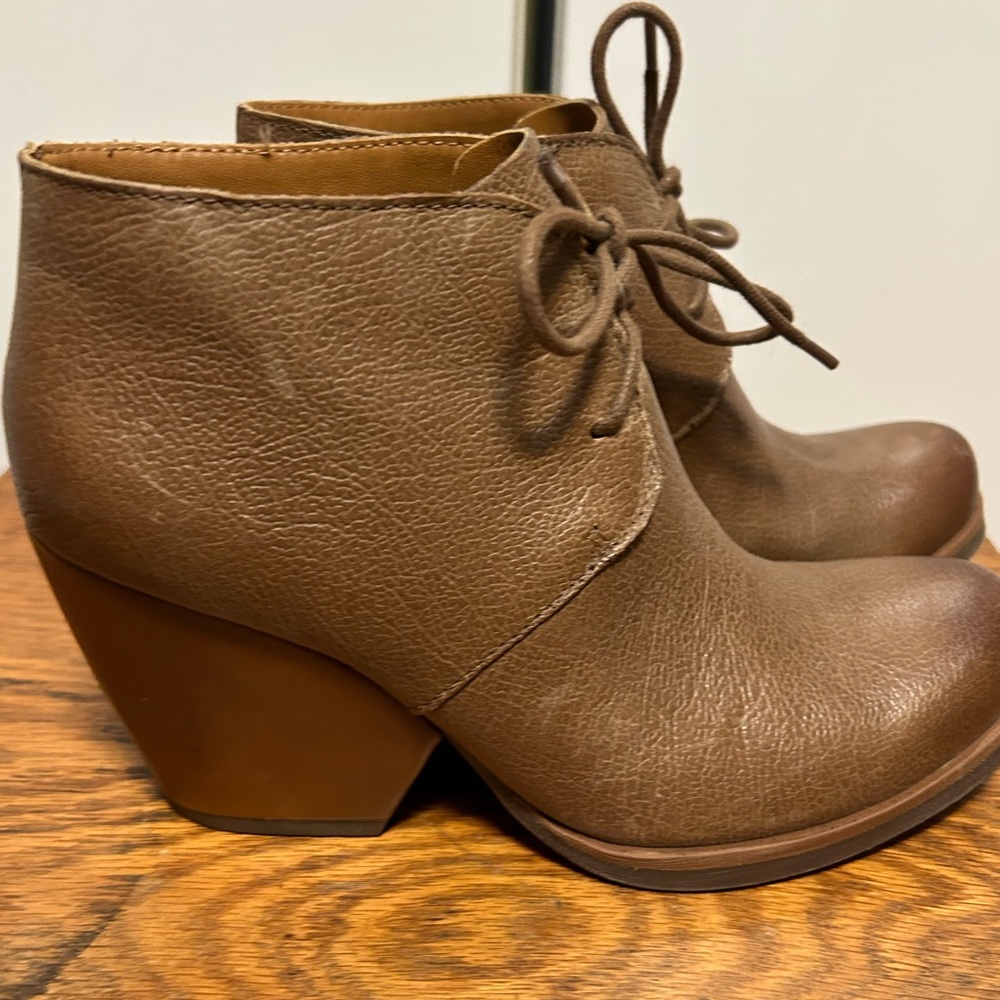 Kork-Ease cute short boot/ shoes color aged dark tan, size 7 excellent - Picture 5 of 10